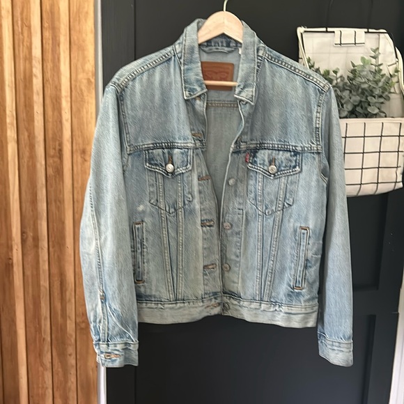 Levis Medium Light Wash Jean Jacket. Size S - Picture 3 of 11